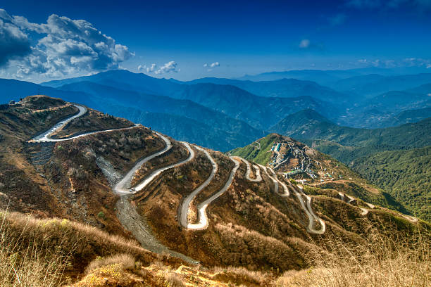 Top 10 Scariest Mountain Passes Around the Globe: Where Adventure Meets the Edge